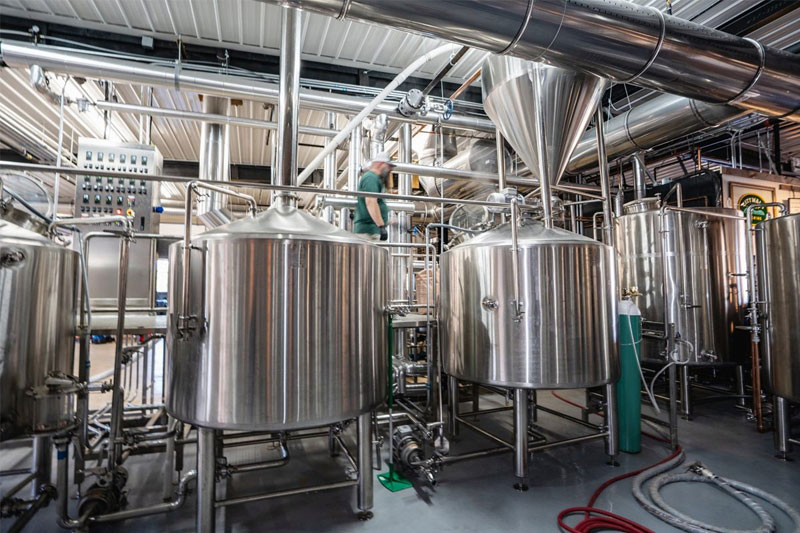 What role does oxygen play in beer?