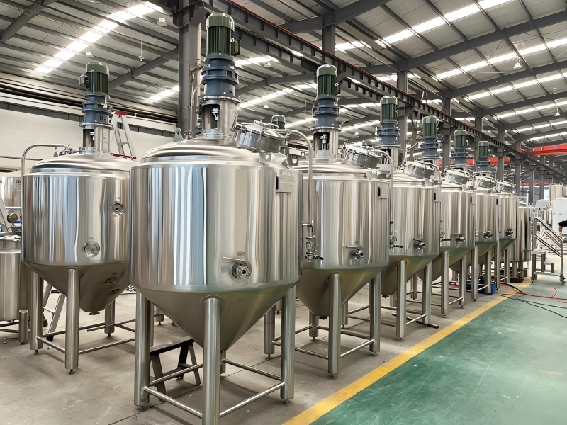 Stainless Steel Fermenters with Agitators for Efficient Grain Fermentation in Whisky Distilleries