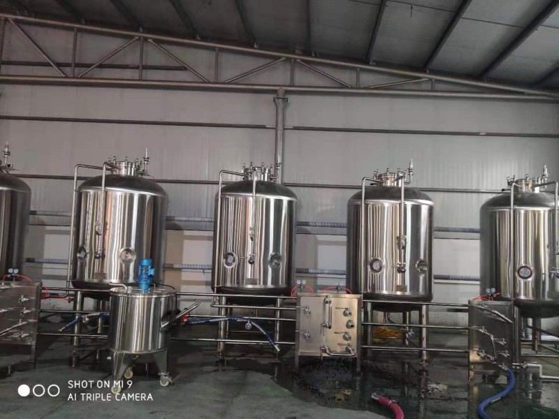 Sparkling wine pressure tanks 